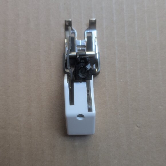 BERNINA old-style walking foot #50 with standard closed-toe sole - Picture 7 of 10